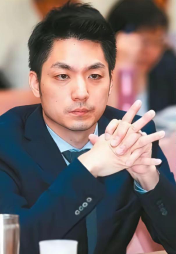 蒋氏后人公开站出来发声，想要把暂厝在台湾的蒋介石、蒋经国父子的棺椁，迁回浙江奉化