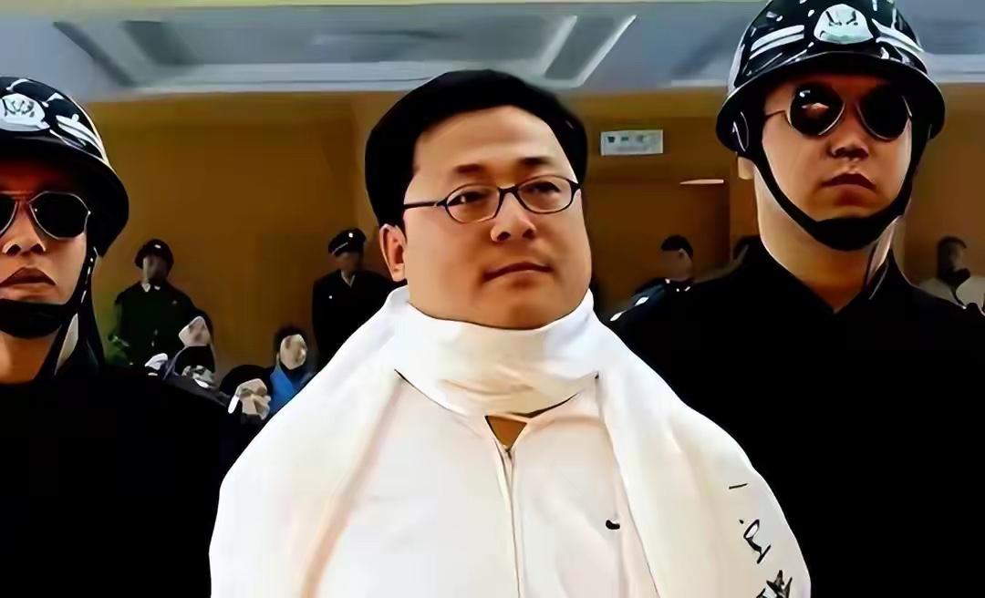 2006年，袁宝璟临刑之前，面容斯文平静，戴着妻子卓玛送上的白哈达，二人含泪相拥