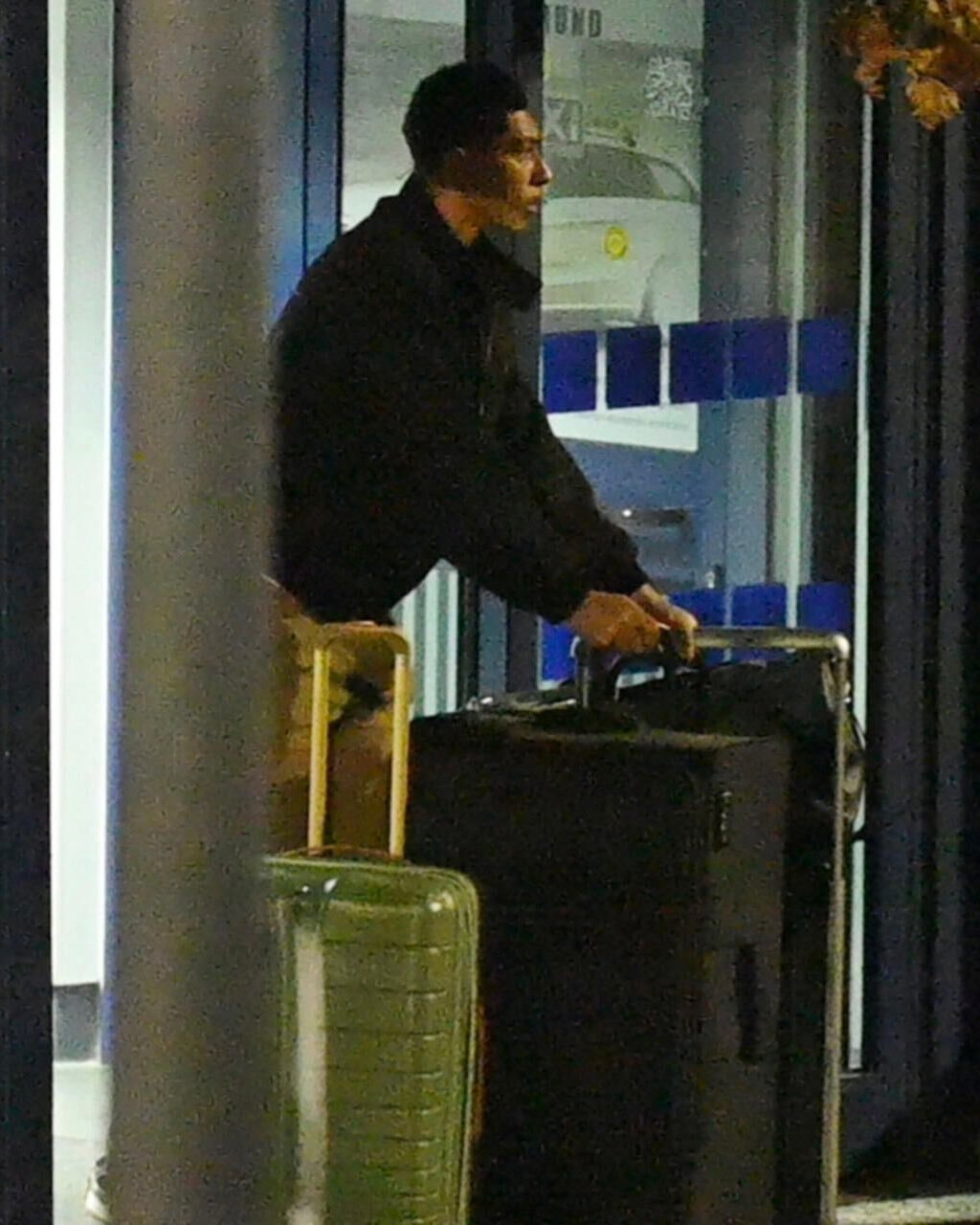 皇马恢复训练后，乔布一起来了马德里，昨晚被拍到飞回德国准备参加冬训 