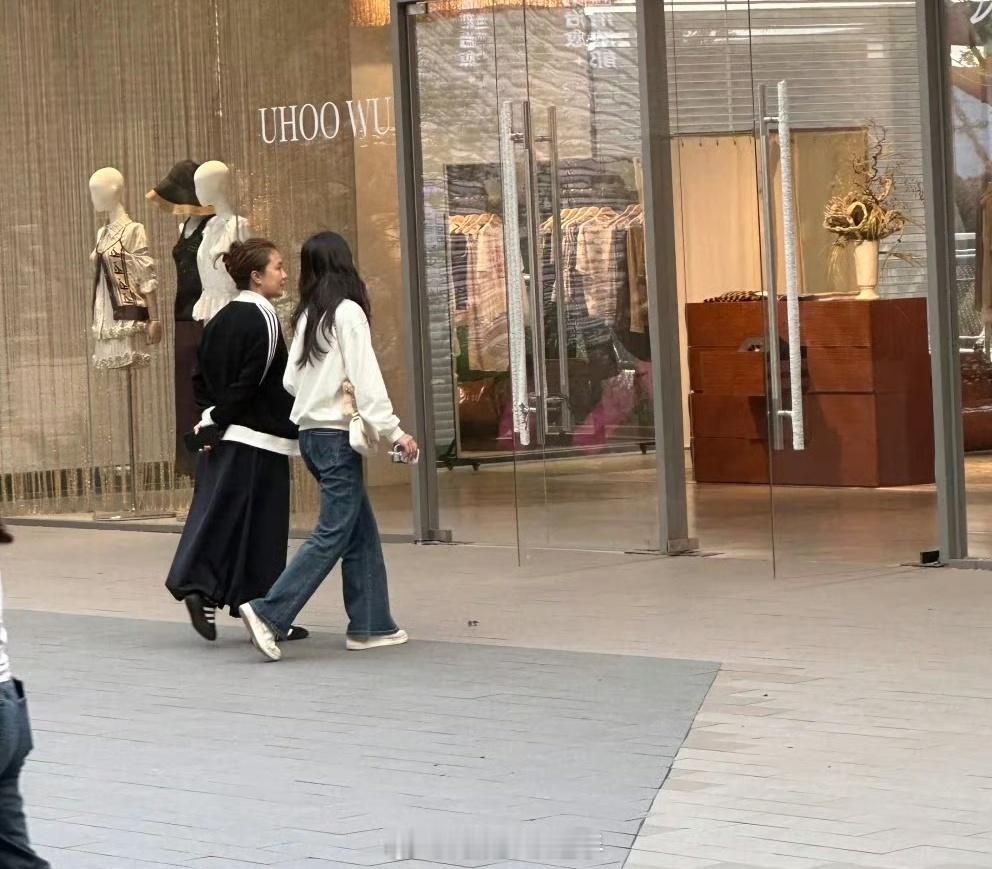 偶遇森碟和友人逛街18岁森碟身高 偶遇森碟和友人逛街，穿露肩上衣背香奶奶，身形高