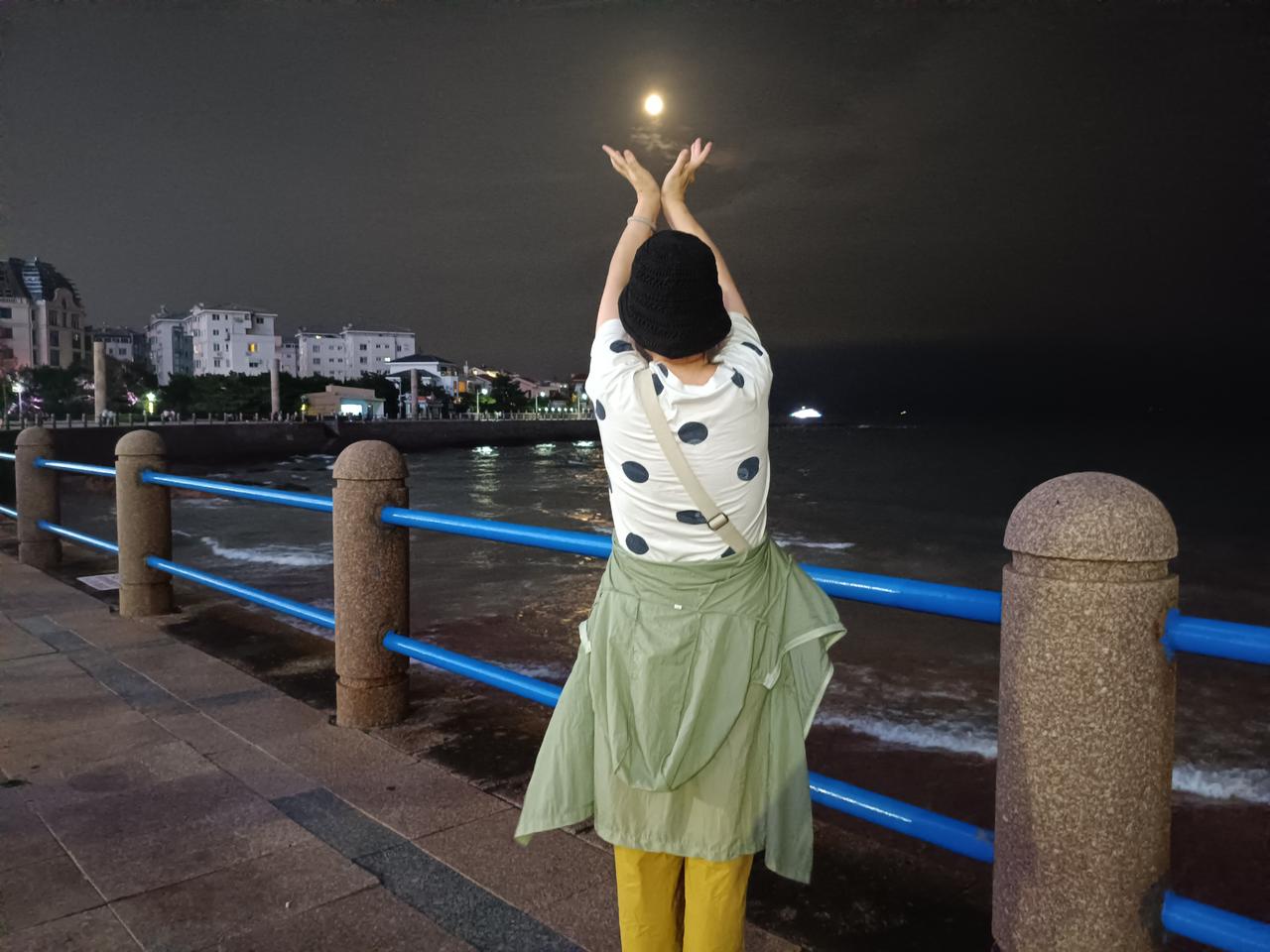 八月十五中秋节青岛下了一场入秋后难得的中雨，驱散了闷热，但也把月亮藏了起来，过来