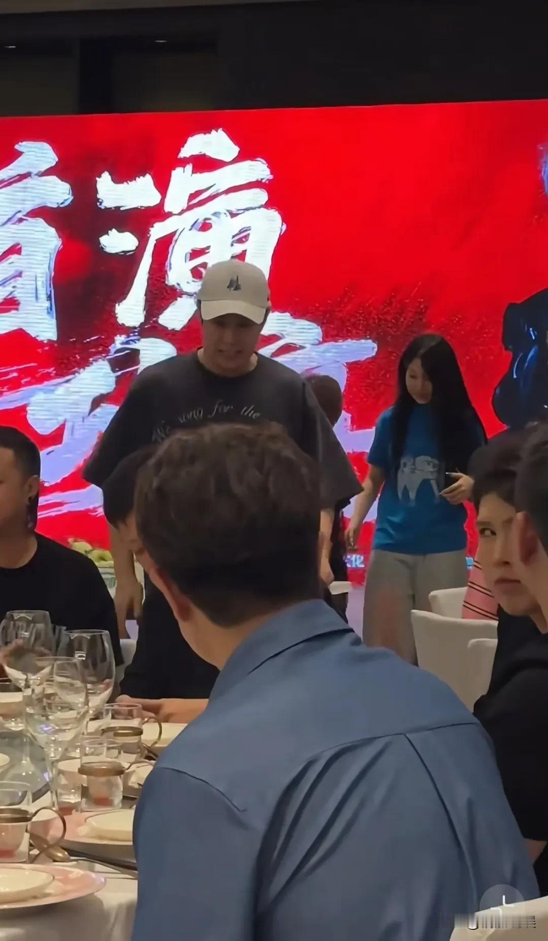 小沈阳一家三口现身演唱会庆功宴，一家三口共用一张脸！
小沈阳很活跃，跟前来捧场的