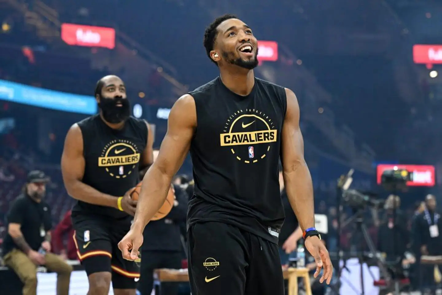 骑士为了球队的健康问题直接请来一位高级厨师，在球队更衣室门口临时搭起的料理台前用