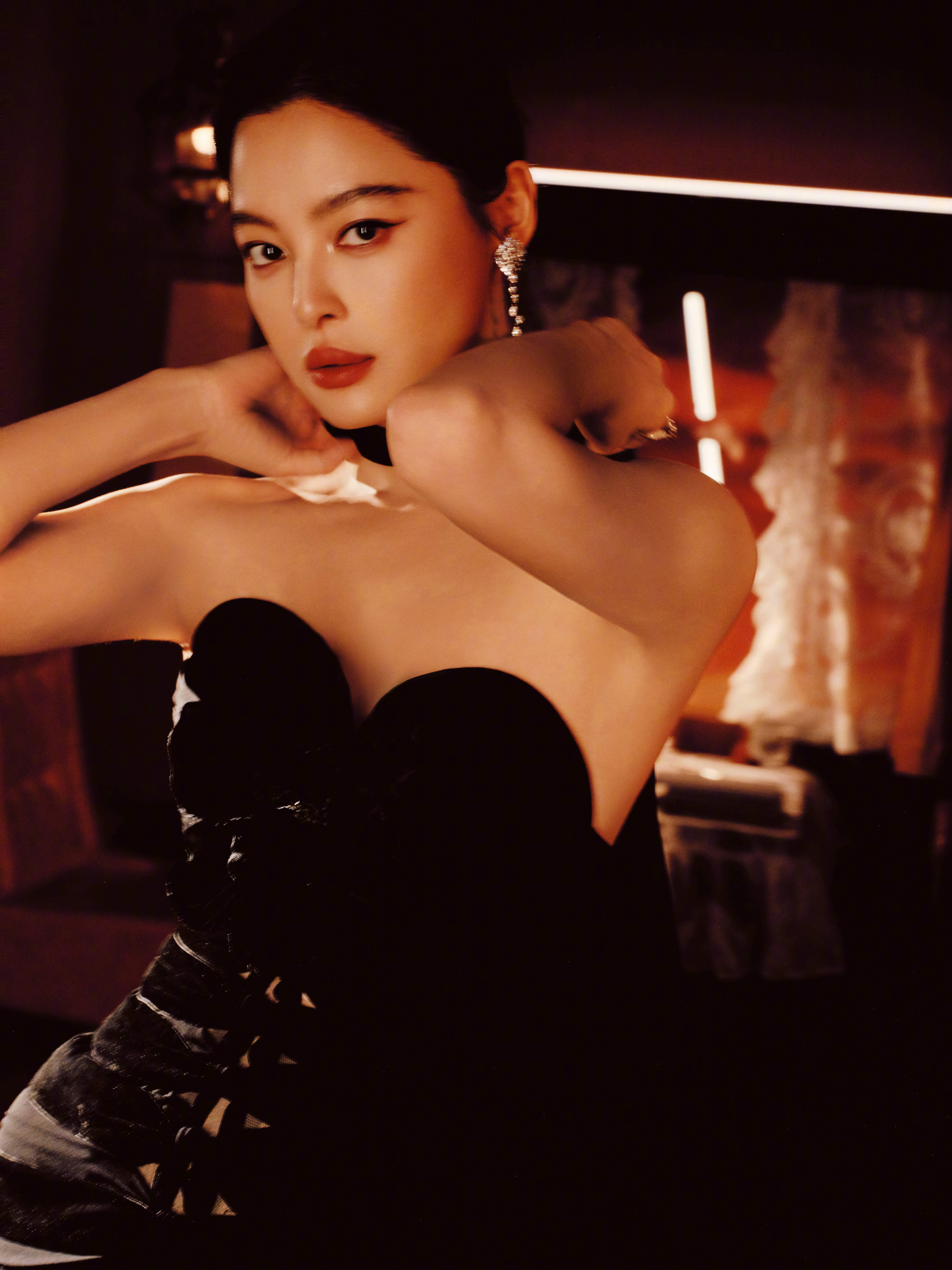 今日，出席微博之夜的辛芷蕾，身穿 Elie Saab 2025 秋冬高定系列黑色