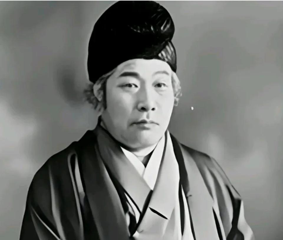 1936年深秋，东京一家不起眼的居酒屋里，算命先生王仁三郎正就着腌萝卜喝清酒。门