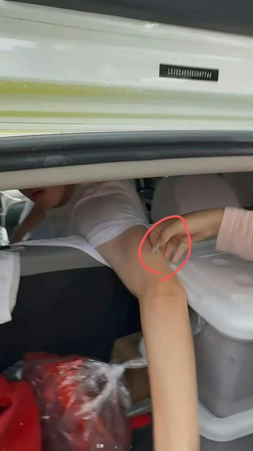 官俊臣抢私生手机不要欺负老实人啊，一种淡淡的无奈感，不要欺负啦，私生老实一点 