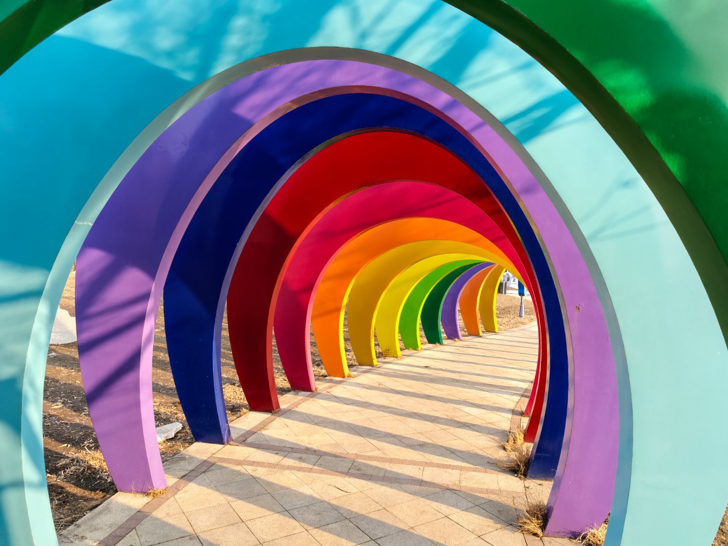 周末带孩子出门溜达，还是发现的 人少有玩的孩子嘎嘎跑