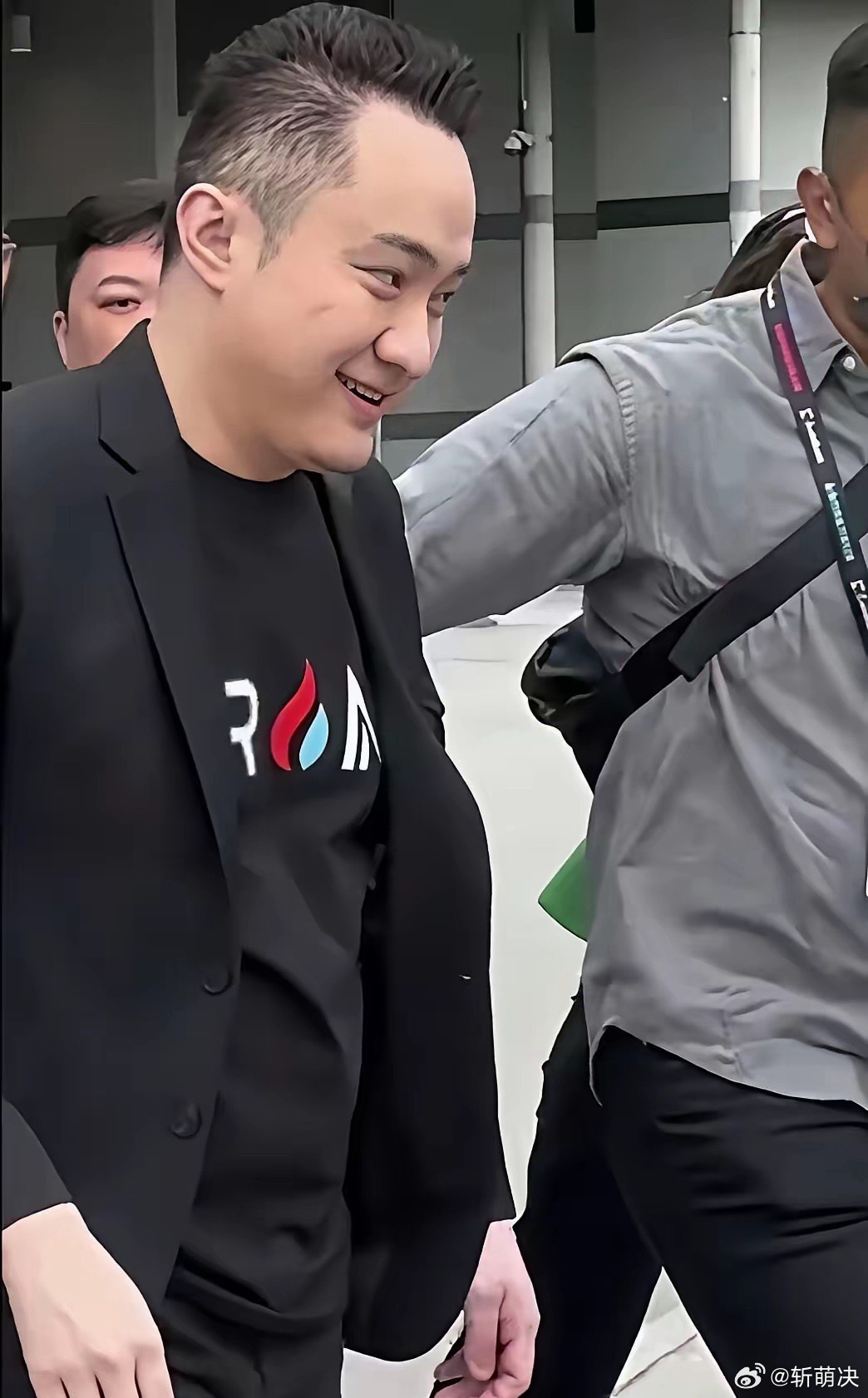 孙宇晨从香港比特币峰会出来，身边一左一右站着两个保安，把拍照的网友隔在两米开外。
