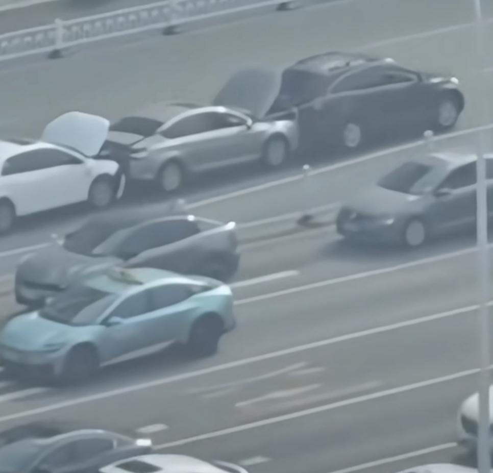 三车追尾，为了不破坏车祸现场
硬是把车开到了交警队
大爷：喂，交警吗？路上出了点