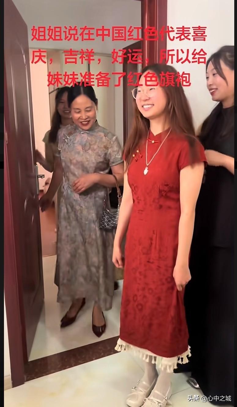 姐妹三个，她是被放弃的老二，然后家里又生了个弟弟。

是在高邮体育中心门前，被好