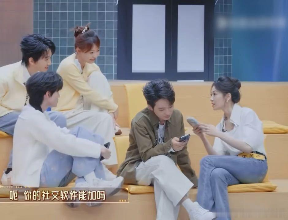 时代峰峻刻板印象又加一无限超越班 刷到这段录制片段真的被逗笑，朱美吉随口问黄朔能