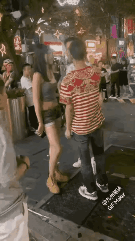 小样，敢动我男人，削你！
形势一边倒，白衣男子花臂男已经够壮了，还有女子帮忙。红