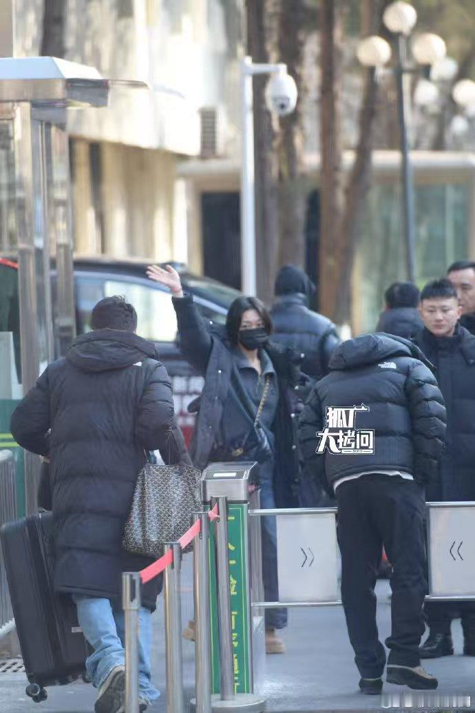 希林娜依高马年春晚第二次联排 二次联排捕捉到希林娜依高的身影，低调黑色系穿搭难掩