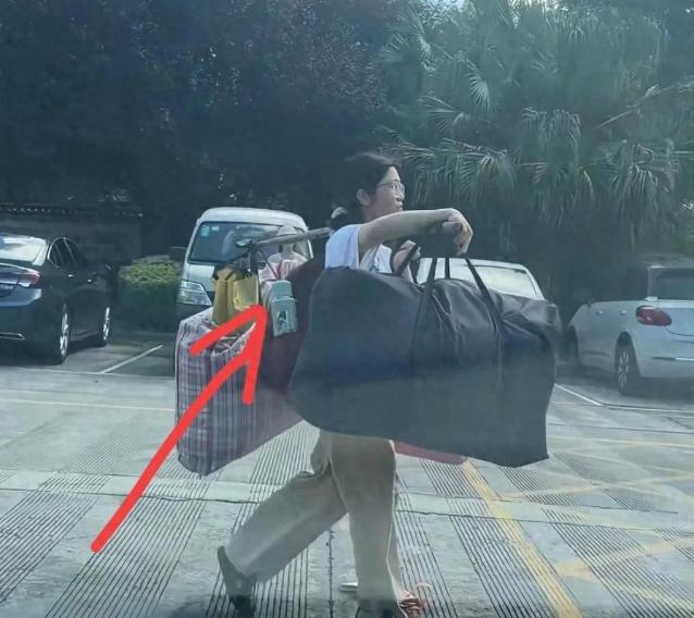 班主任揭秘“扁担女孩”的真实情况，我们这才明白，为什么一张简单的照片，就能令她火