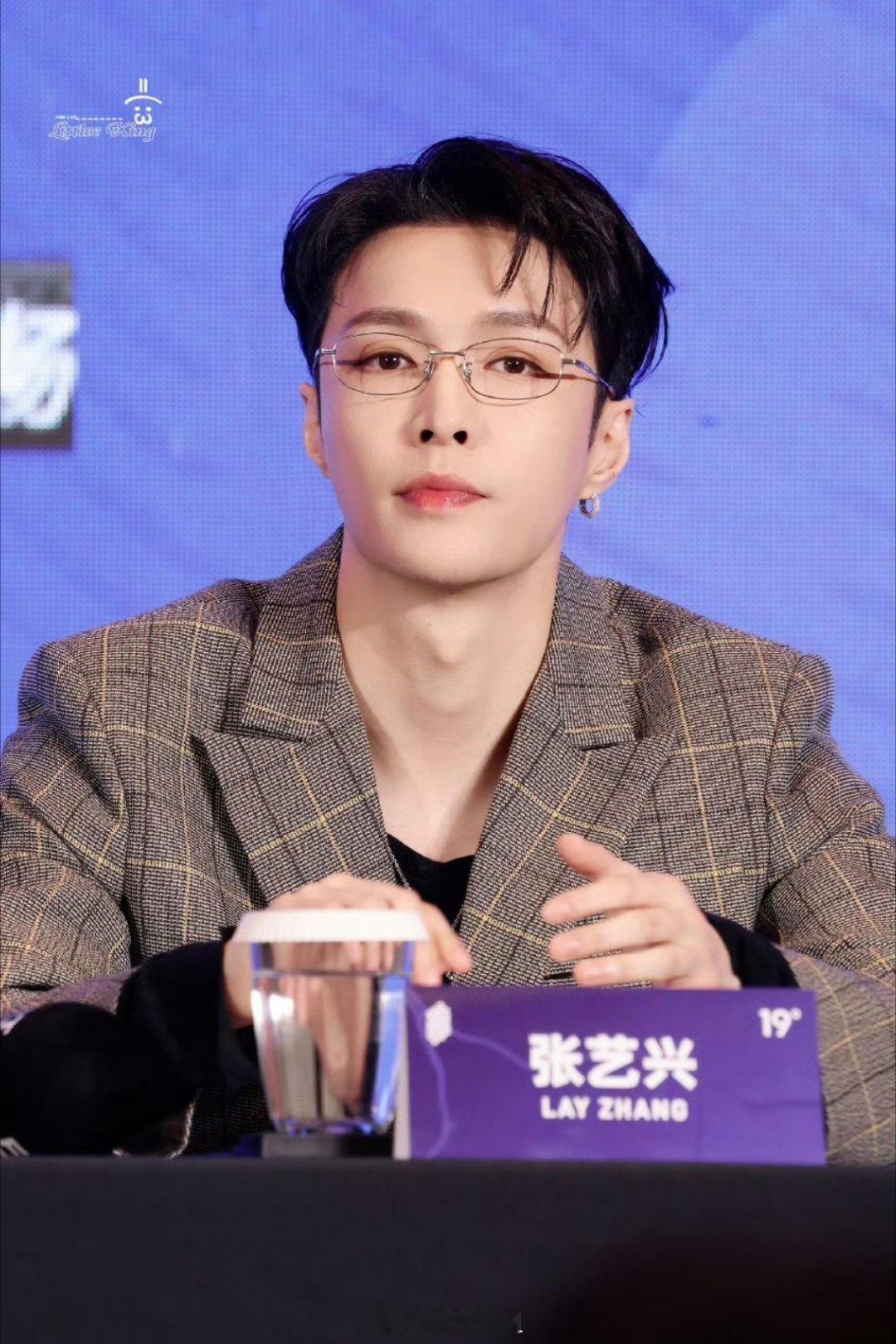 张艺兴First电影市场媒体见面会粉丝出图 金丝框眼镜大家爱了吗 ​​​