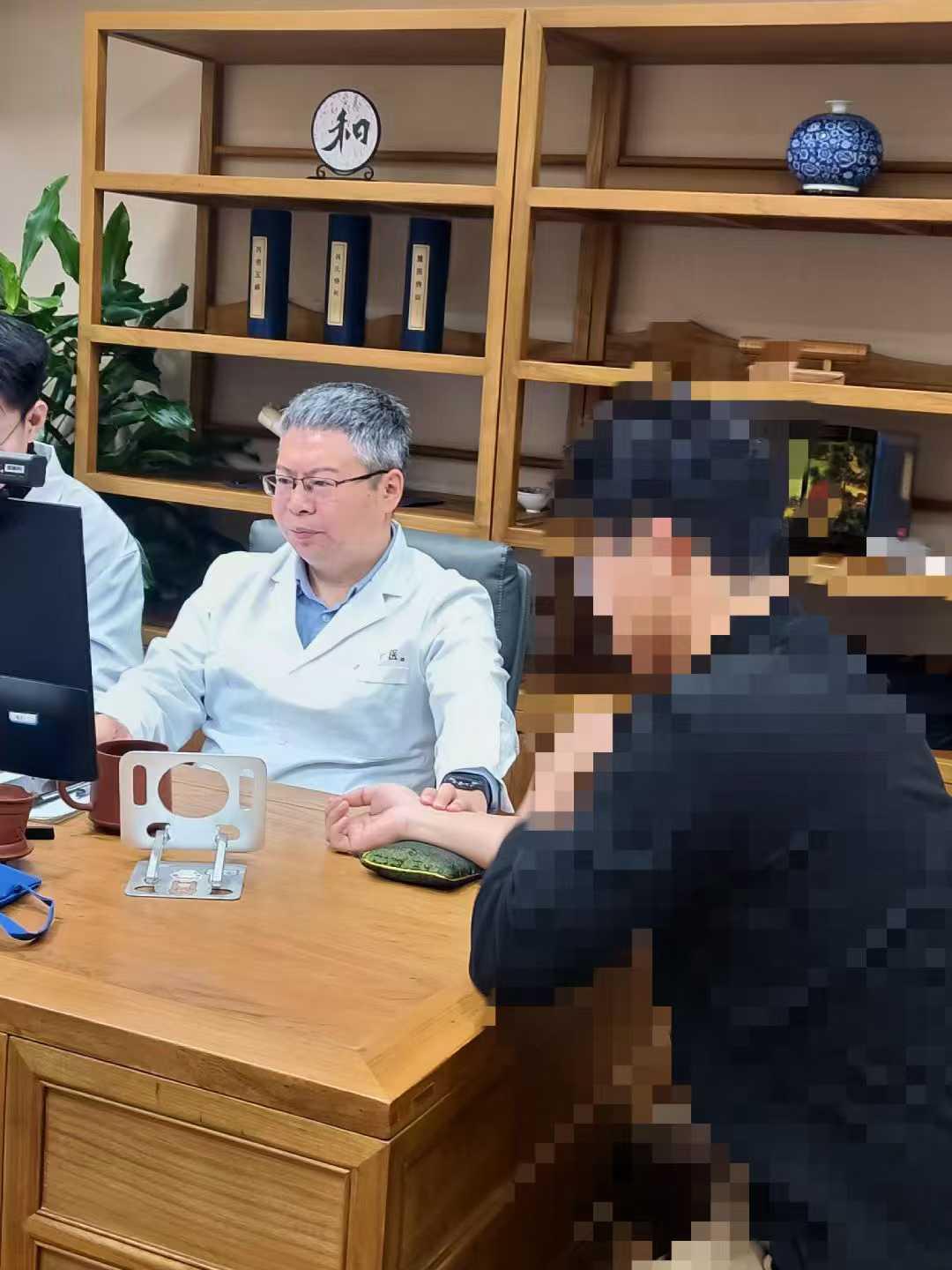 很多年轻男性年轻时不注意节制，频繁手淫、熬夜耗损，早早把肾精透支一空，等到身体出