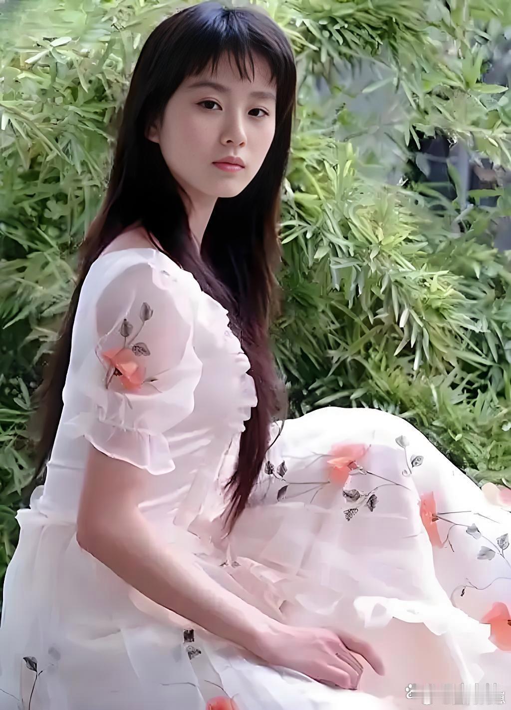 刘诗诗那些绝美名场面太戳人！她自带“人淡如菊”的清冷气质，仿佛这四个字就是为她量