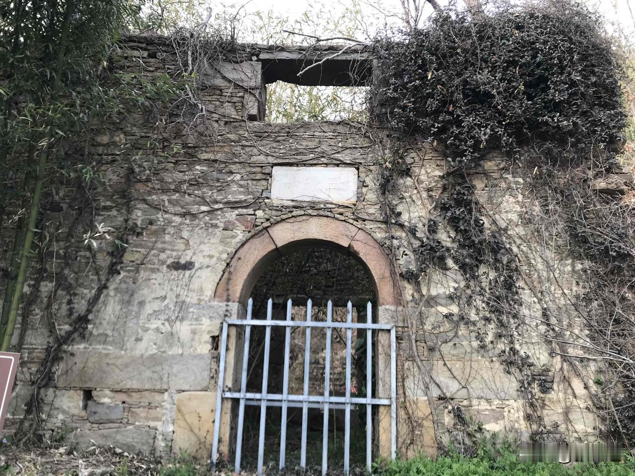 我始终觉得，连云港云台山最美且最幽静之处，当数宿城悟道庵周边。
悟道庵，原名三教