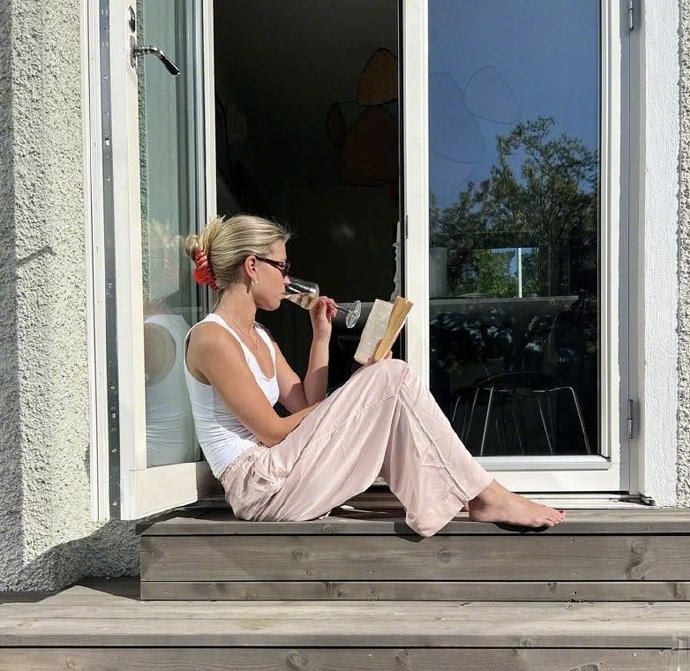 敬我独我 📚🍷🌸🖼️ 