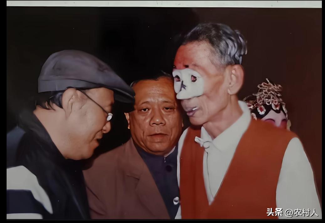 90年代，相声演员马三立。反串京剧演员时，一张罕见的留影。老爷子多才多艺，不愧是