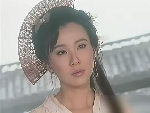 发现在影视剧中很多女演员都喜欢用扇子作为装饰，同样的一个道具，有的为演员增色不少