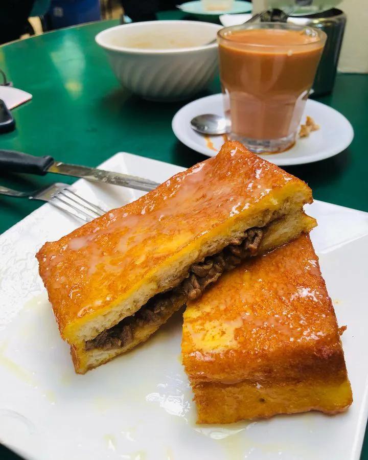 这家老字号茶餐厅，曾经被蔡澜赠为“胜过鲍参翅肚”。

主打沙嗲牛肉西多士，加上牛