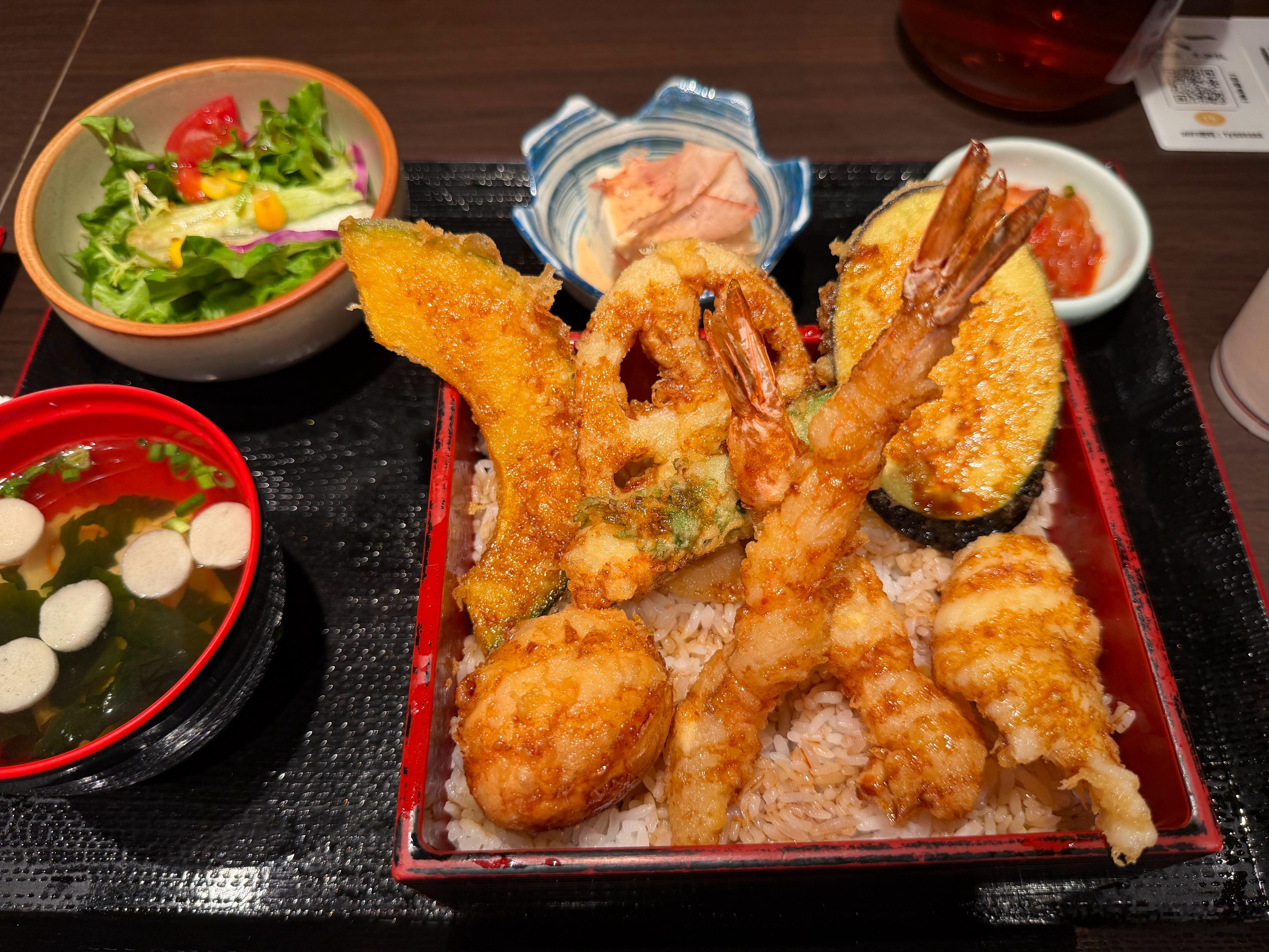 路过一家新开的日式定食天妇罗炸的好啊套餐50多价格也还行但是你这么想两只虾、一片