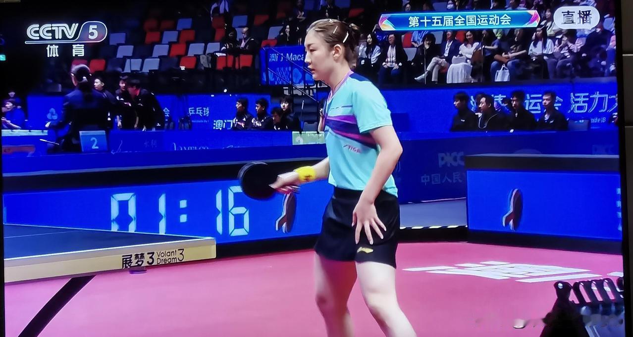 打比赛时别人穿短裤，唯独陈梦穿短裙，还要随时随地往上抻里面的衬裤，很是不雅观。图