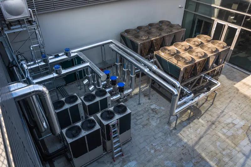 简单说，空气能热泵是热量的搬运工，不是热量的制造者
空气能热泵就像个超厉害的热量