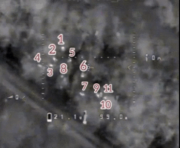 一个班的俄军士兵夜间在树林里待命，准备摸黑向乌军阵地发起突袭。然而，却遭乌军无人