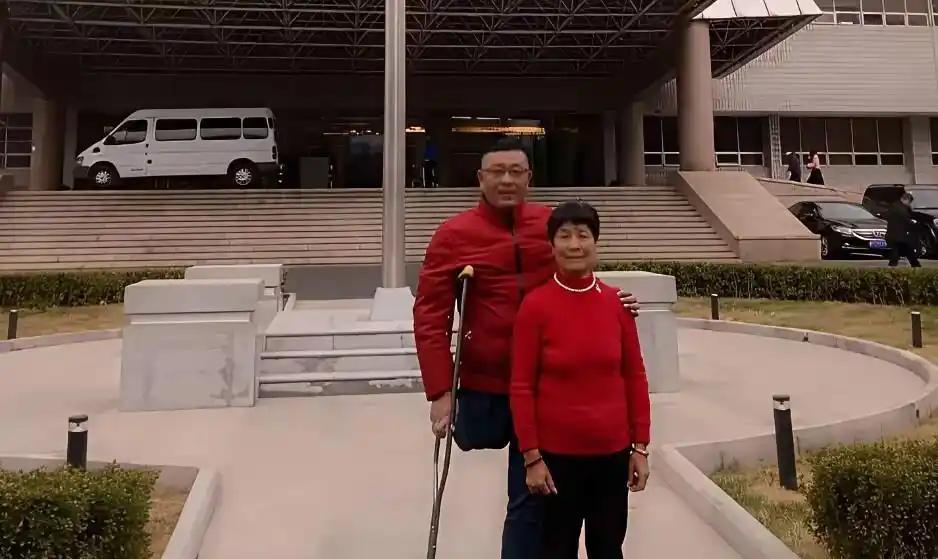 47岁的浙江女婿遭遇车祸，导致右腿截肢，亲生母亲当场离世。没想到，举目无亲之际，