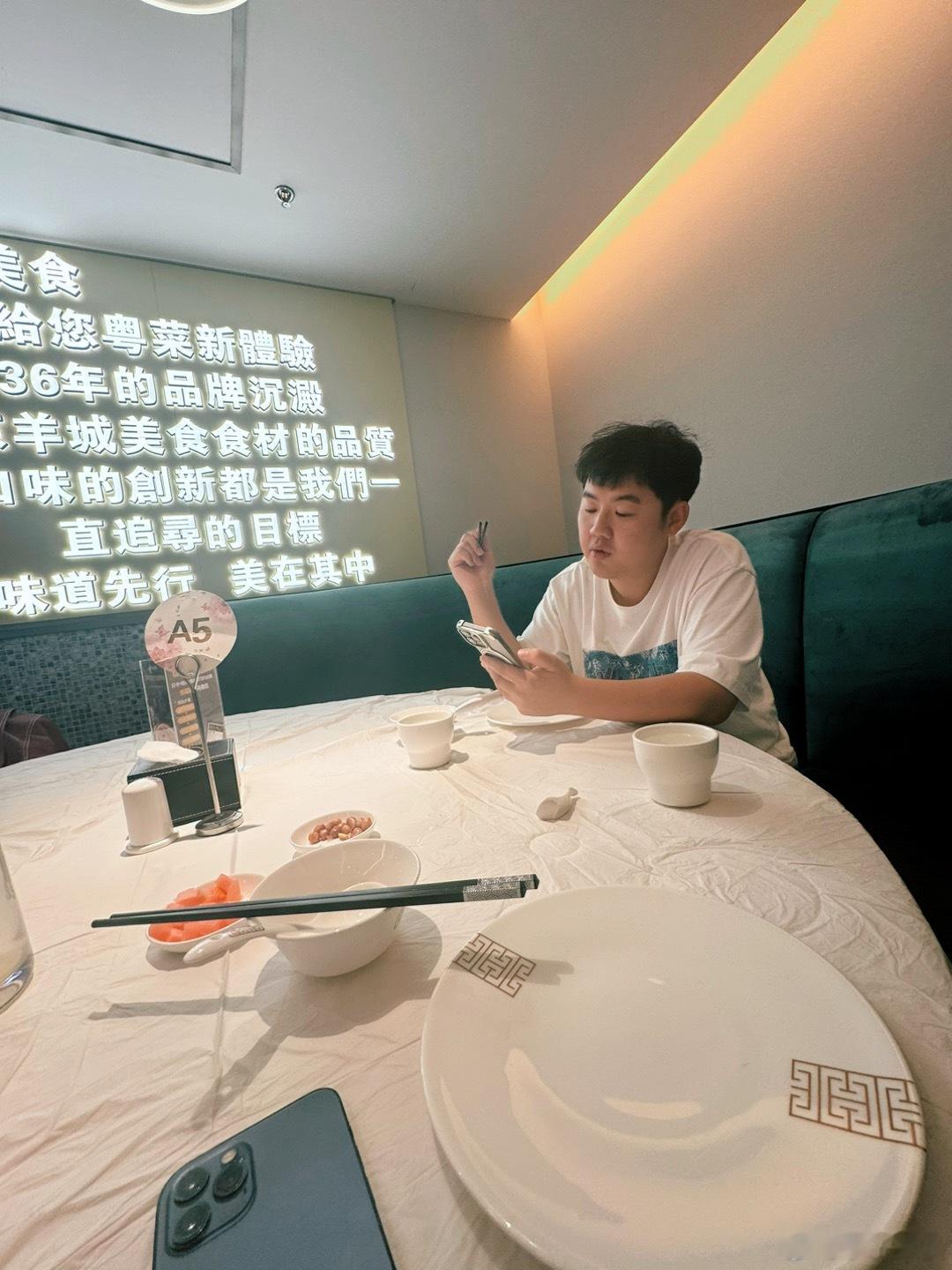 我从早晨7点吃了一顿早餐之后就去赶飞机飞回北京拍摄一台新车从2点进棚到7点出来完
