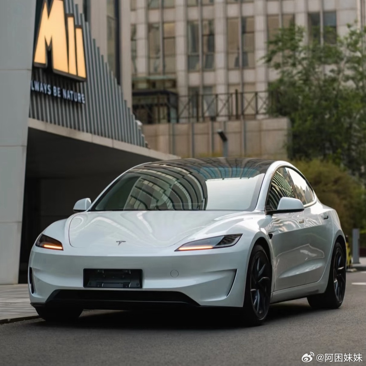 如果把时间拉回三年前，我觉得20万级纯电轿车几乎只有一个答案——Model 3。