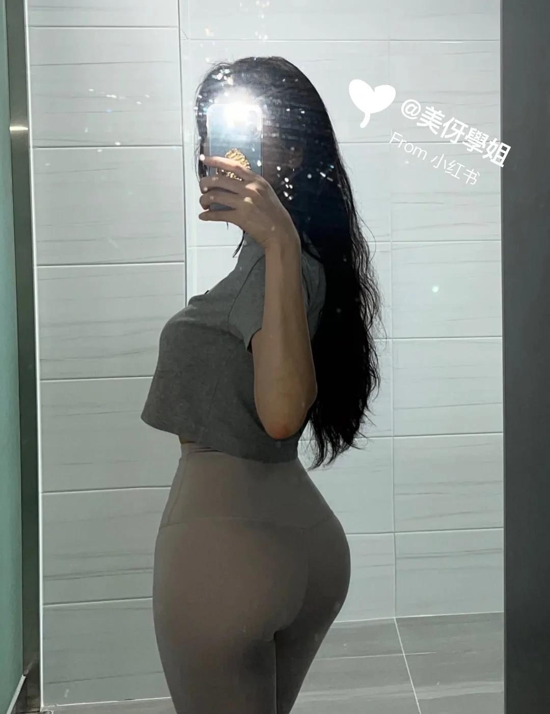 洗漱台拍个照🧺🛁🚿
健身人健身魂 发现镜中我 对镜子拍照 镜子有点脏