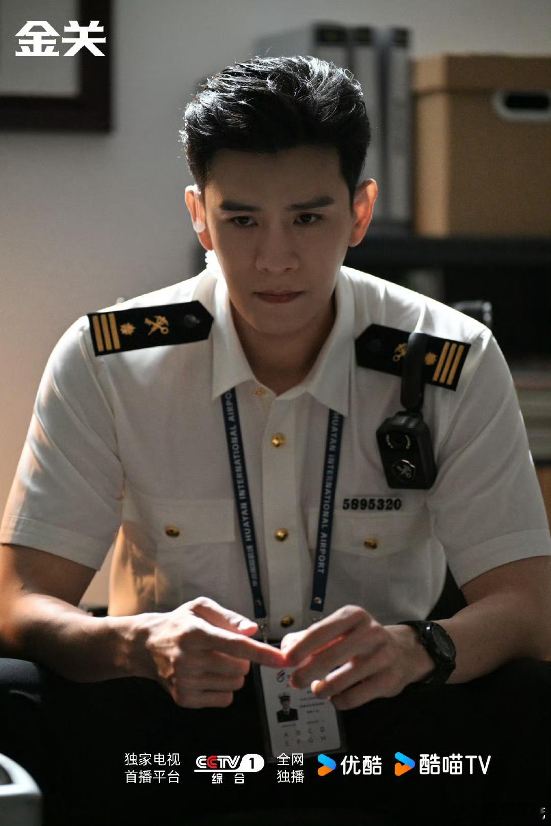 经超黄尧新剧开播 🎬《金关》不容错过！经超演技在线，把角色的沉稳与锐利演活了。