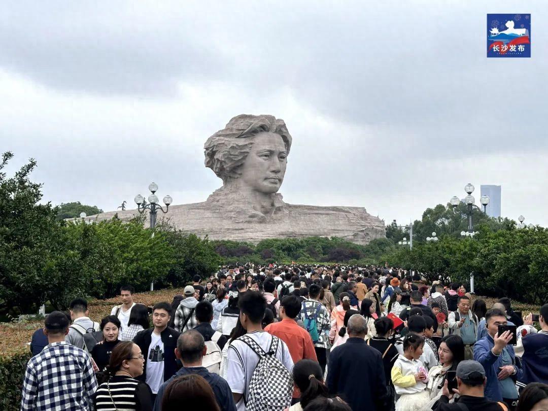 “400块嫌少？”

长沙橘子洲头，一位大姐的斥责声吸引了所有人的目光。 原来，