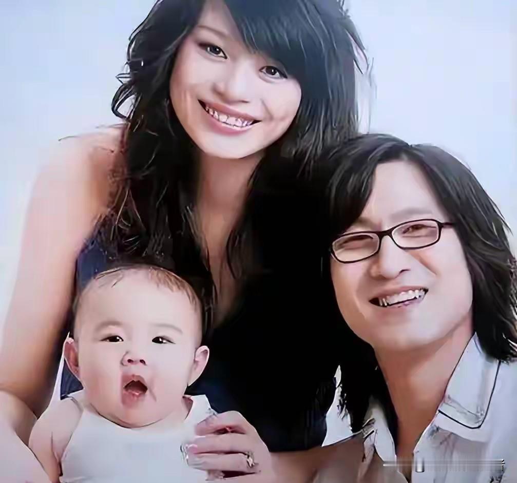 汪峰前妻葛荟婕恋爱了，终于为自己幸福想了。
葛荟婕18岁为汪峰生女，还被汪峰拒绝