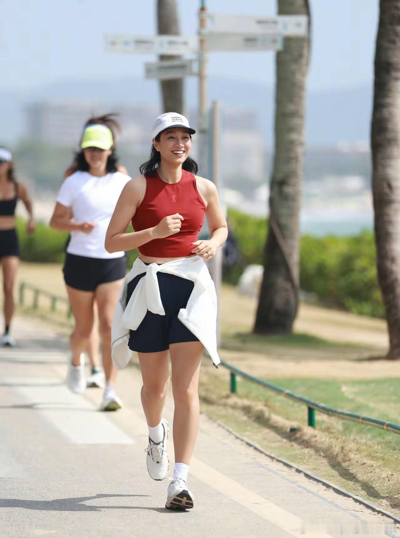 朱丹晒自己的跑步照，看完治好了我的身材焦虑，这才是女性最美的身材，匀称强壮有力量