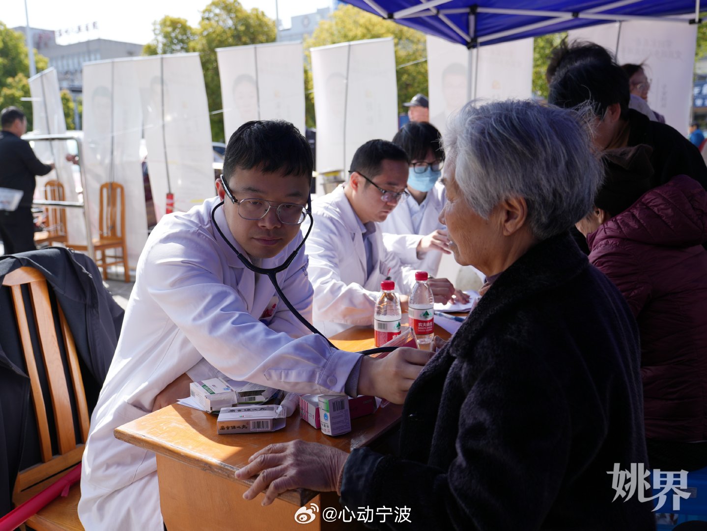 浙江余姚乡贤反哺家乡义诊服务温暖乡亲 37岁的心内科副主任医师谢剑昶是余姚泗门人