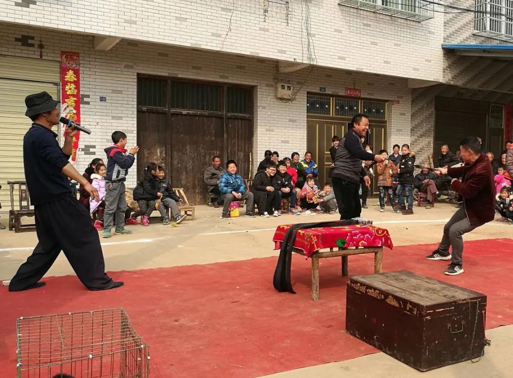 “是责任心救了我！”5年前，我在杂技团做事，团长点名让我照管一匹马，我尽心尽力，
