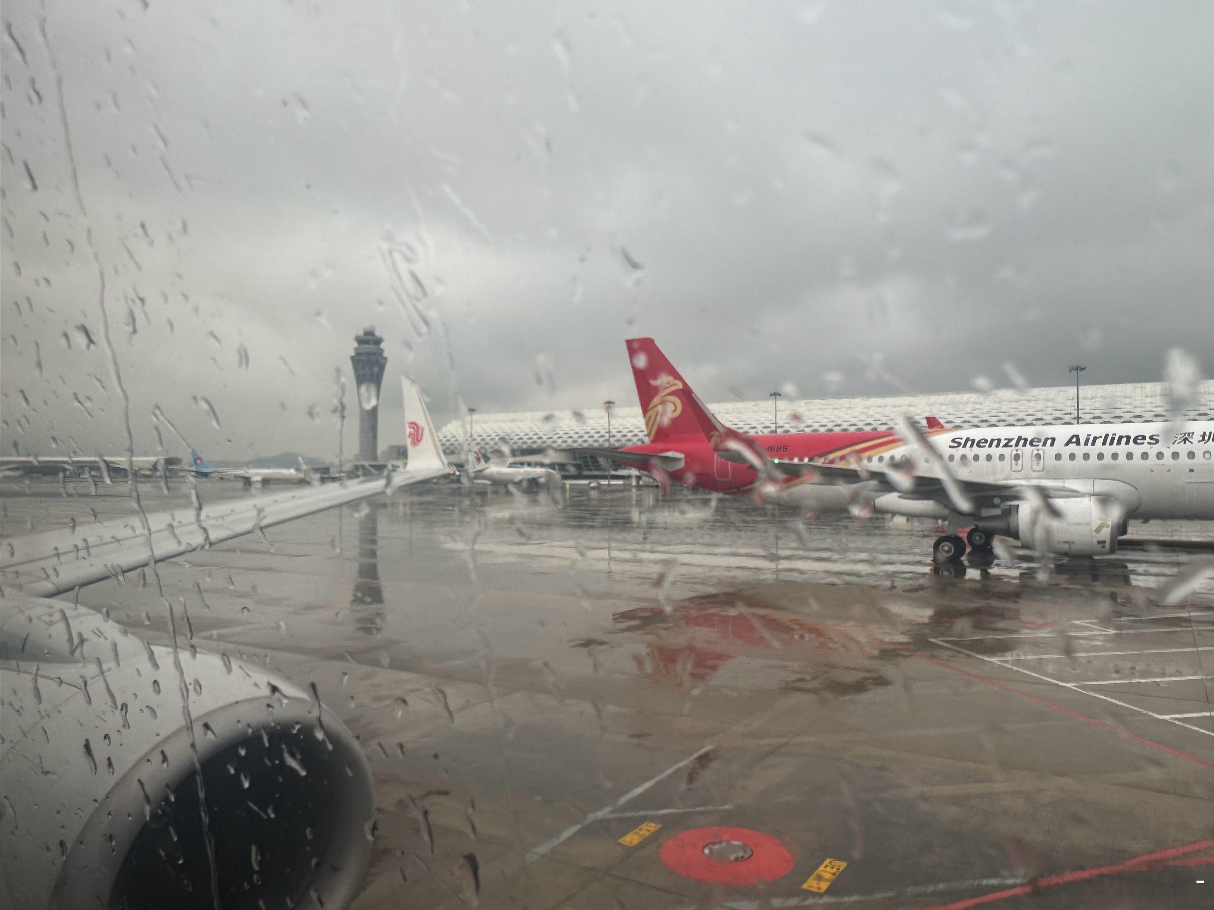 遇到大面积延误飞机们安安静静地等着而乌云并不领情它们喜欢这里胡说不胡说