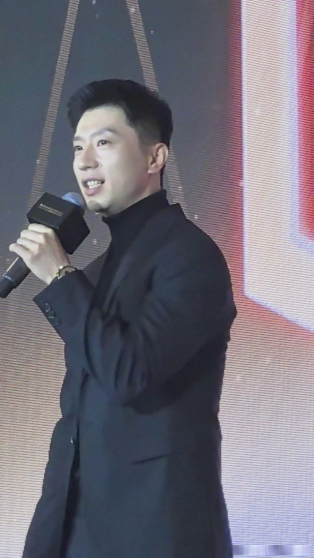 去年今日修丽可晚宴的马龙，脖子长小头穿高领真的太好看了