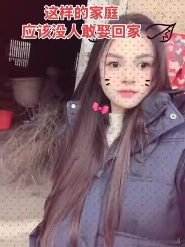 28岁女子一个人挣钱建3层楼，家里就剩她和奶奶，村里我家最穷
 
一个28岁的姑