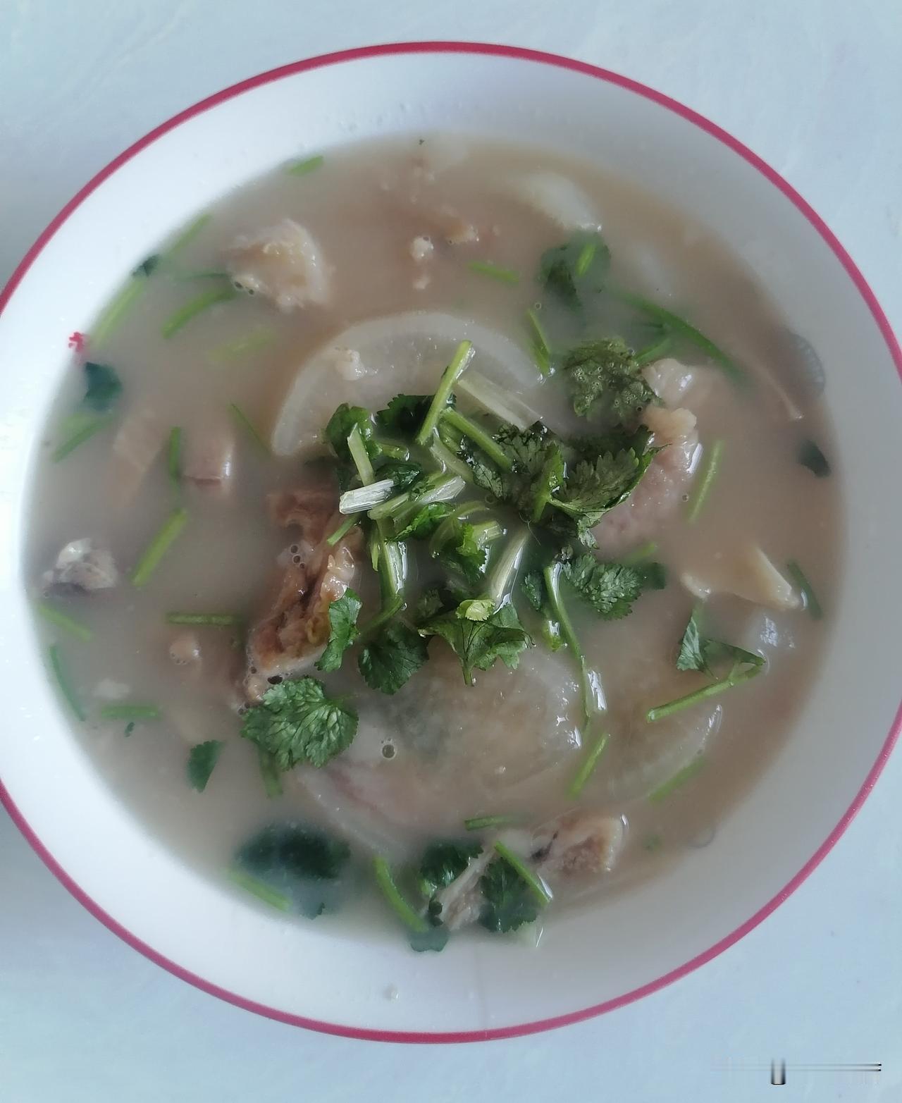 一边炖羊杂一边酝酿一首诗，世俗里的柴米油盐，在我眼里都饱含诗意。小火慢慢煮，香味