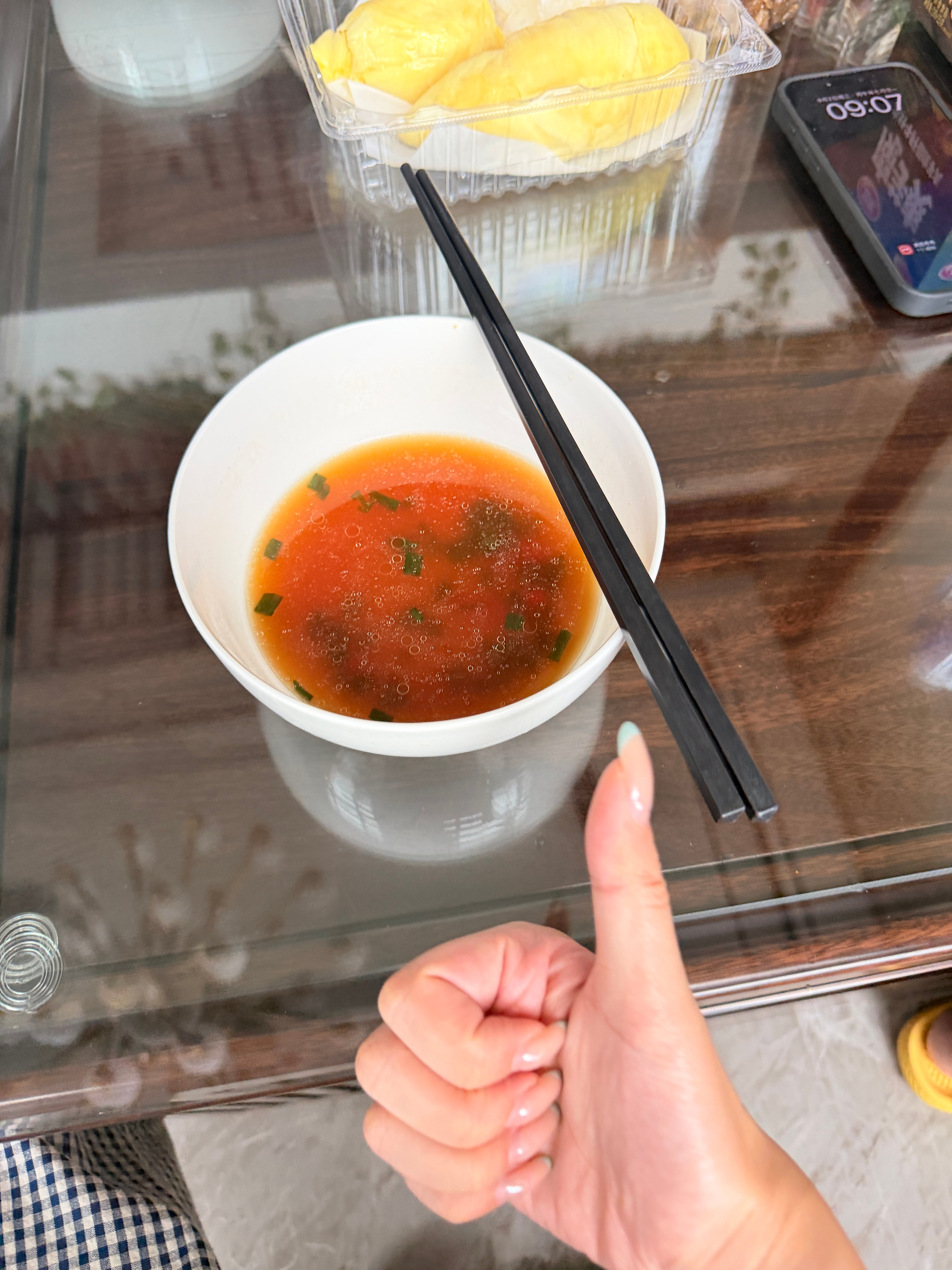 早上好～刚吃完吃毛哥妈妈煮的山药面准备再吃一块榴莲[阴险]吃完回杭！ ​​​