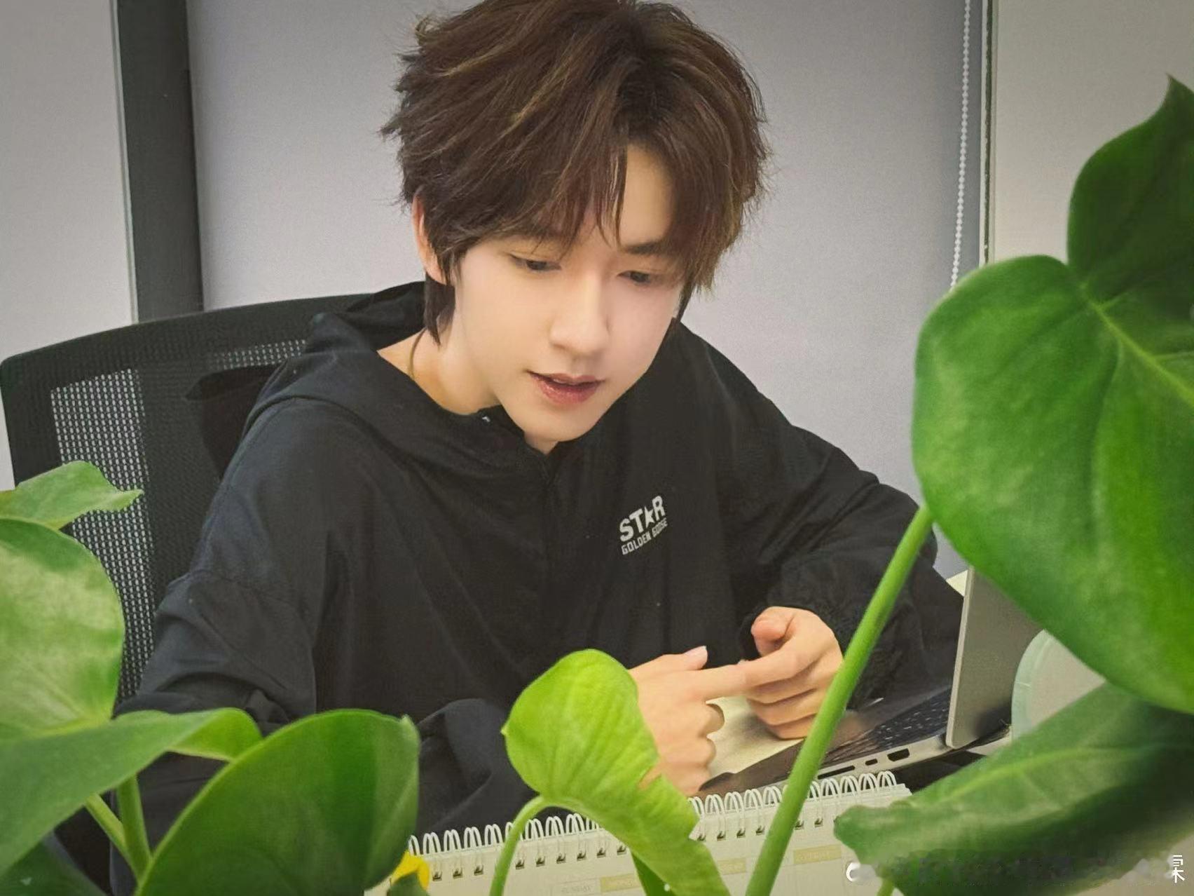 #贺峻霖在哪上班##贺峻霖工位随拍#贺峻霖工位随拍，哇塞 ​​​