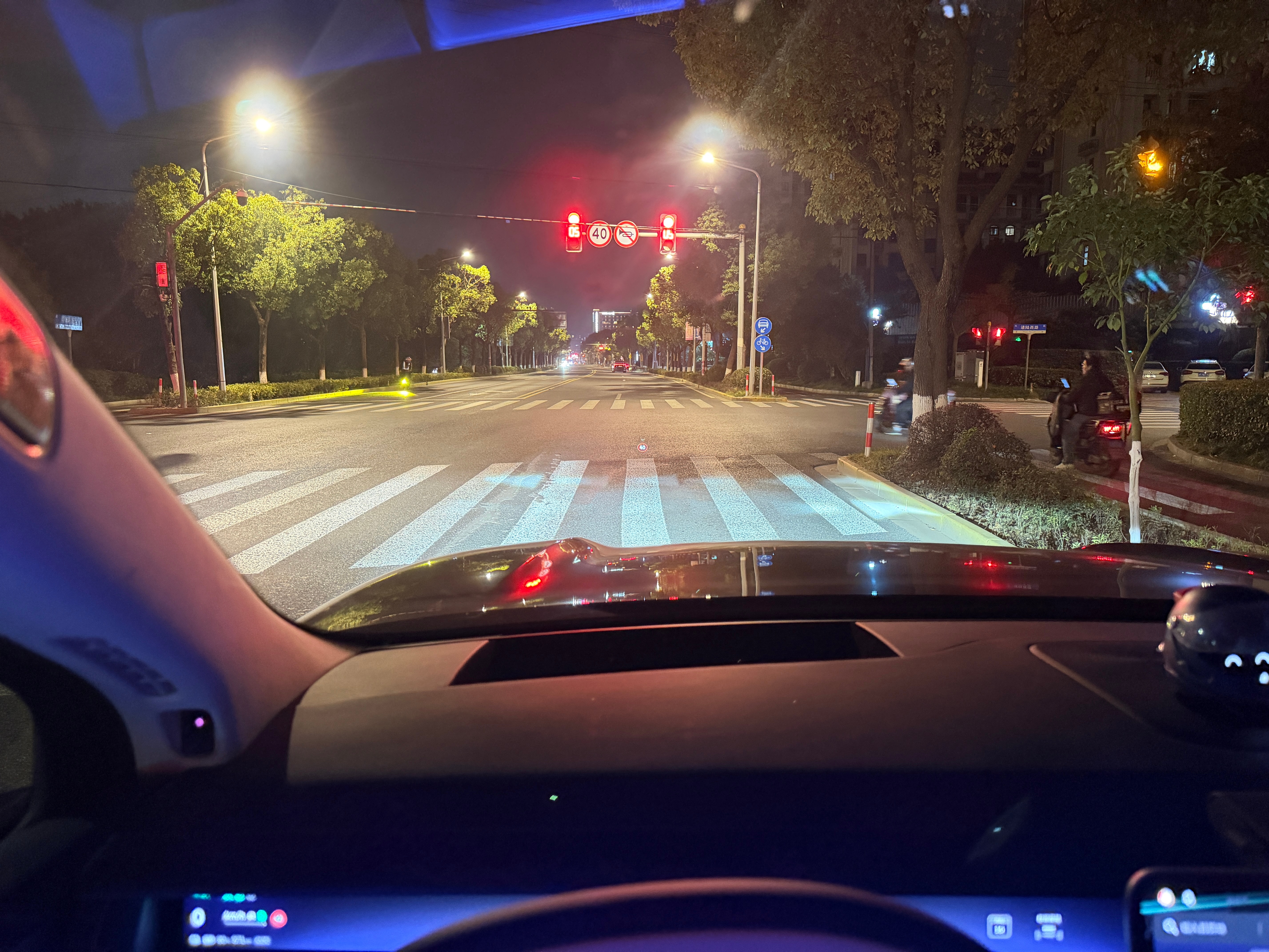 把方向盘快捷键设置成了“行人让行投影”，但我还没找到装逼的机会！没可能喊人家闯红