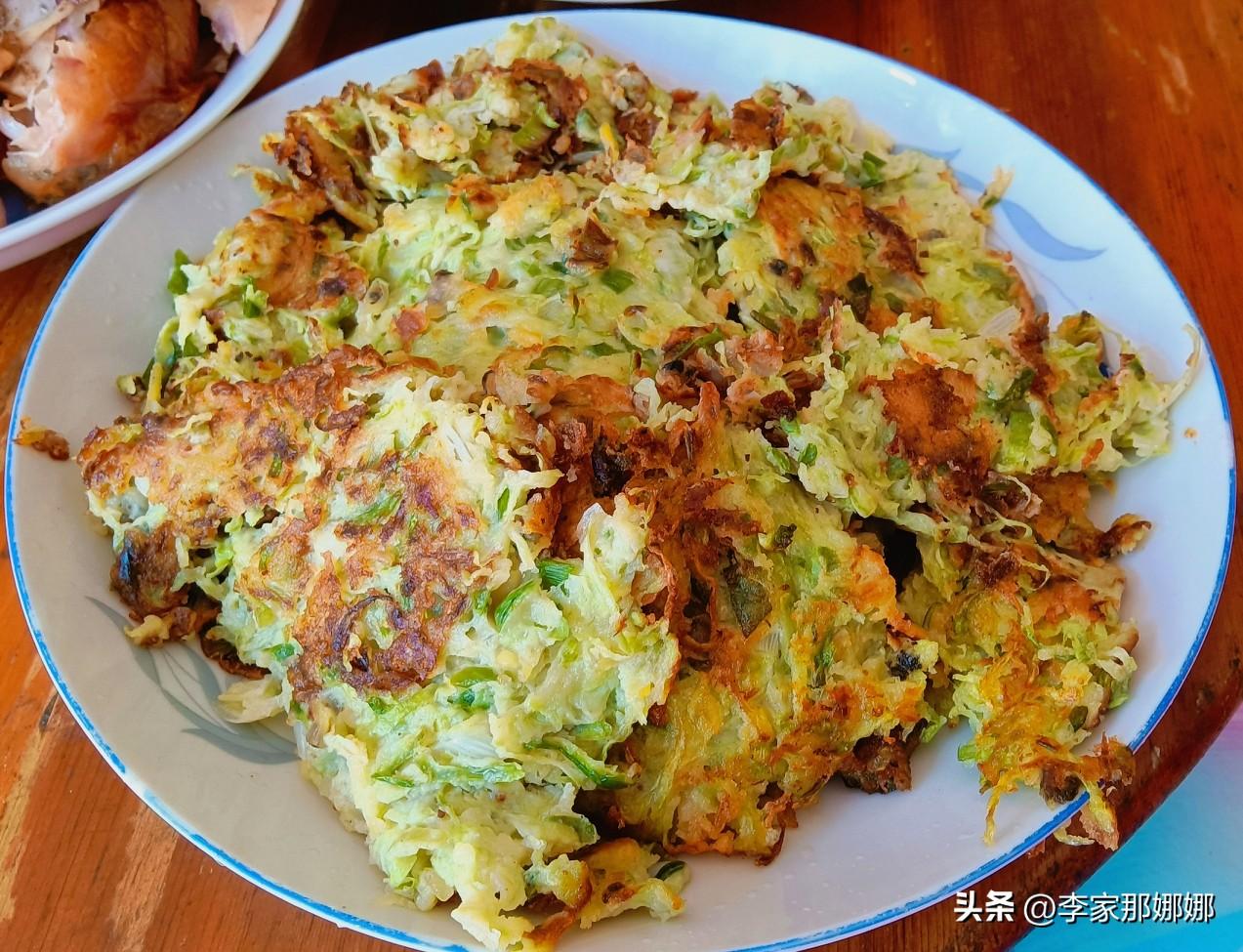 吃饭了！国庆假期即墨农村老李在她婆家的国庆假期午饭。

香煎蛤蜊肉槐花饼
凉拌花