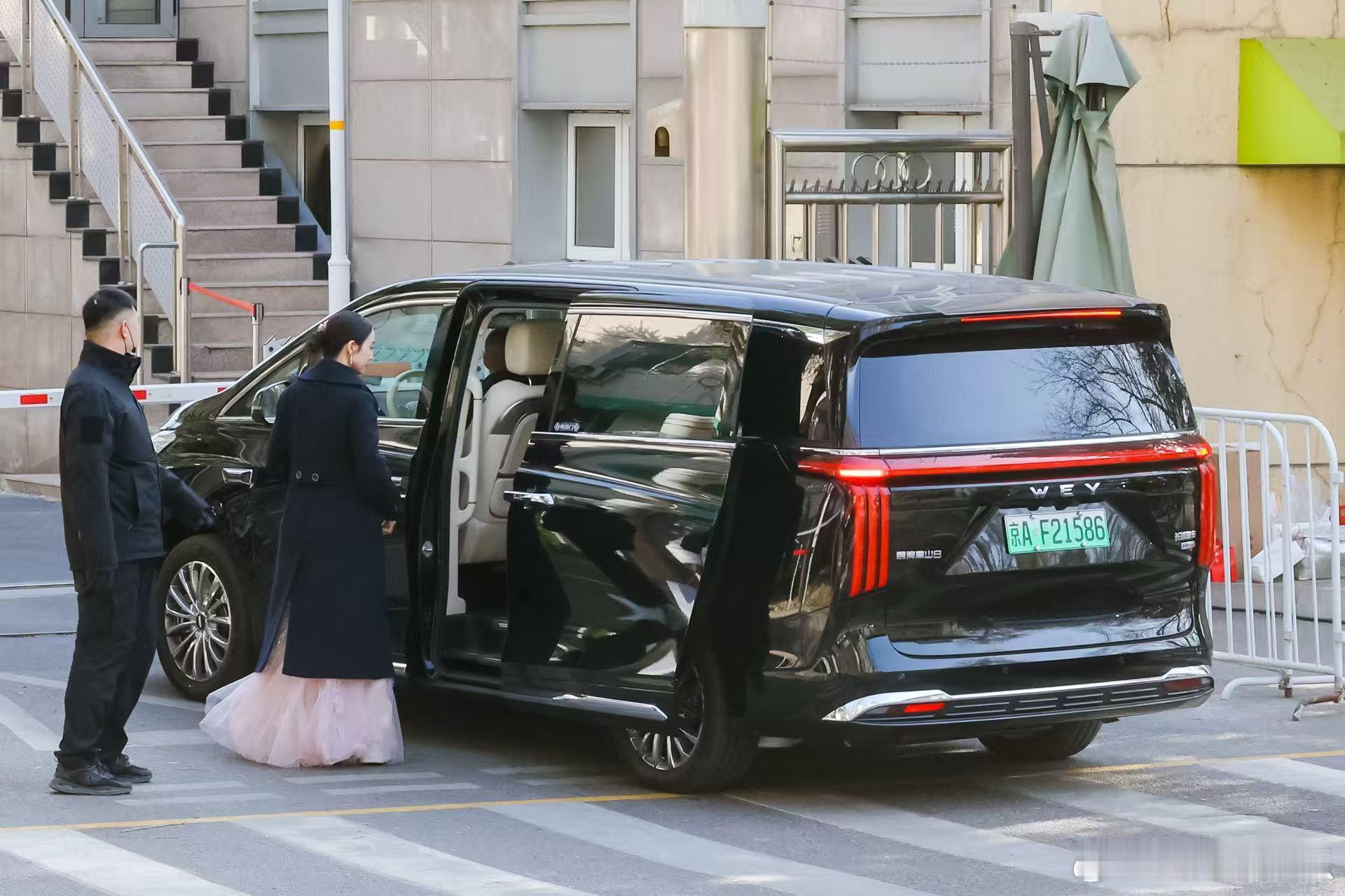 谁是春晚后台真正的“顶流”？答案藏在这辆明星的“共同座驾”里！2月14日，周慧敏