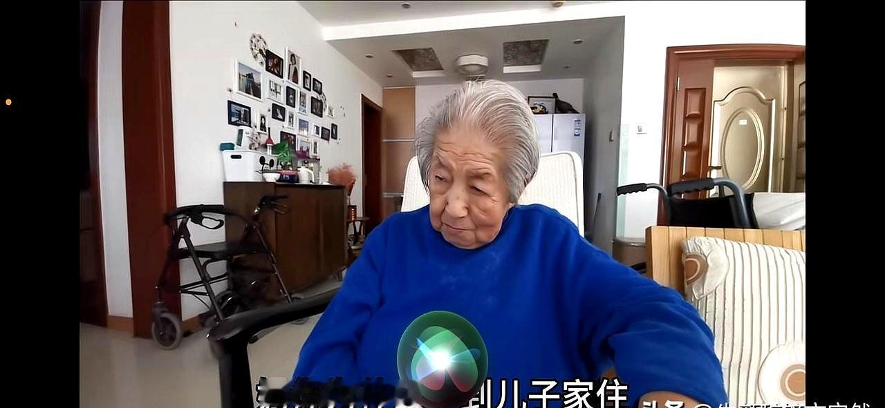 你家里有没有那种“能者多劳”的子女，自己累到不行还总被念叨性子急？
95岁的李老